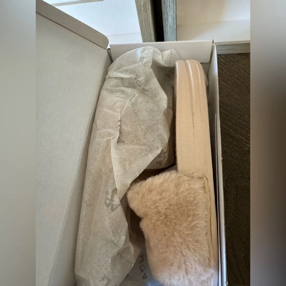 APL:  Women's Shearling Slides in the color Champagne. SZ 6. NIB